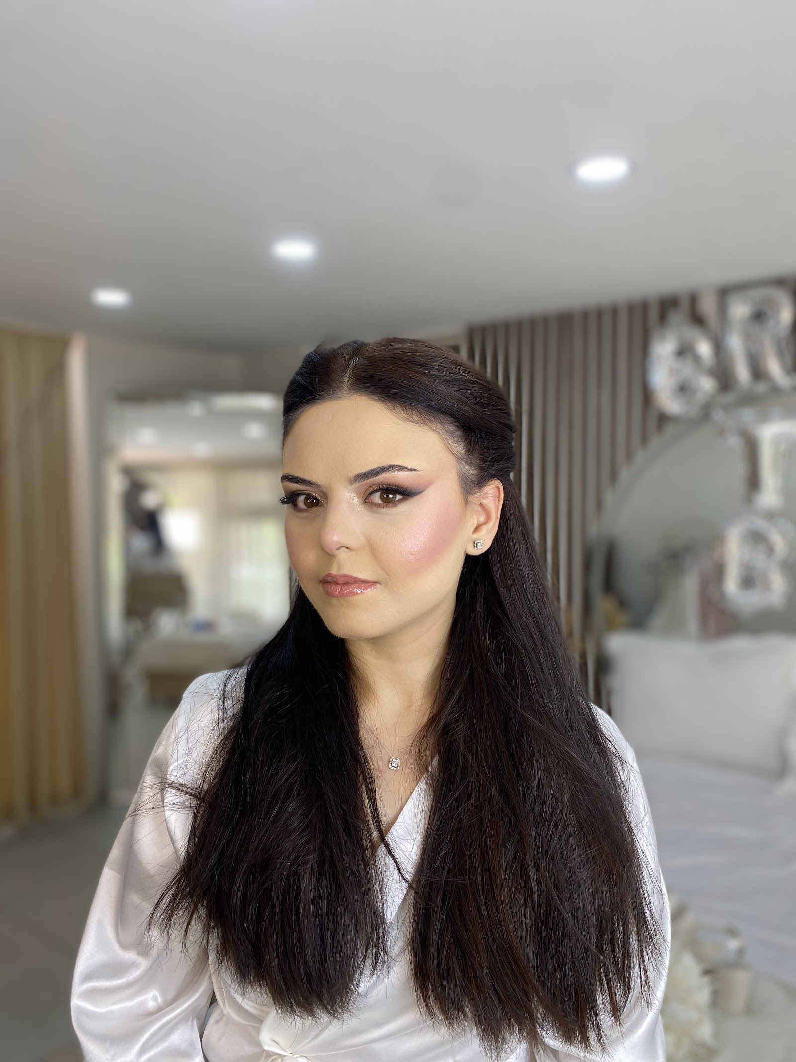 NAZLI DİLİK HAİR MAKEUP STUDIO