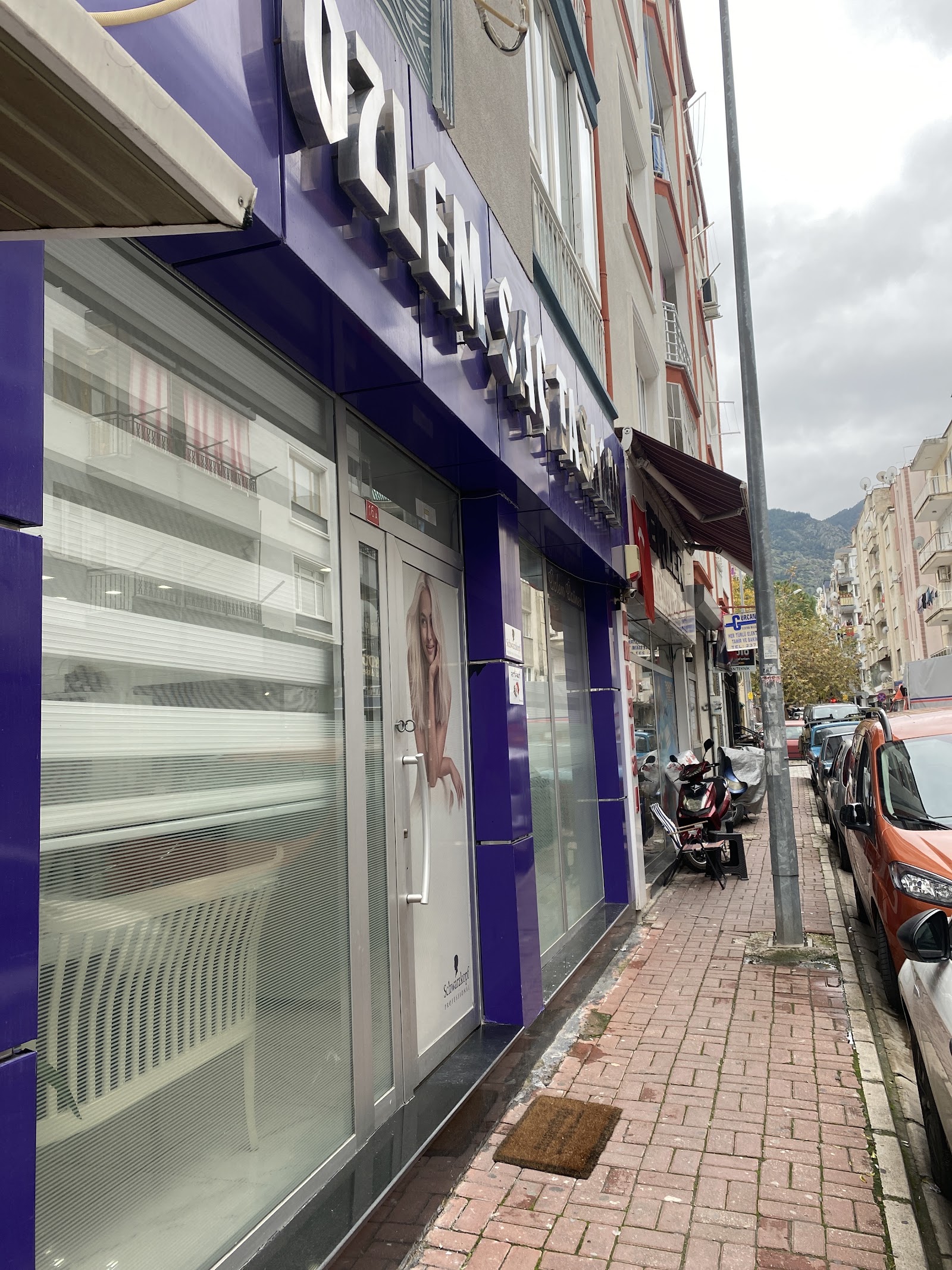 Özge Özüner Hair & Makeup Studio